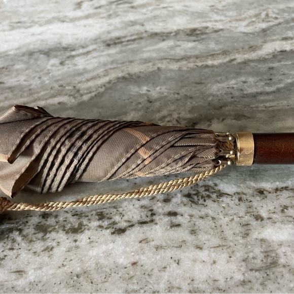 Burberry’s Umbrella With Wooden J Handle - Picture 7 of 10